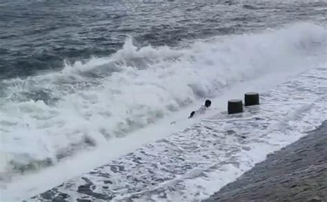 揪心！青岛2名小伙海边玩被巨浪卷走，浪花中挣扎多次最后失踪 财经头条