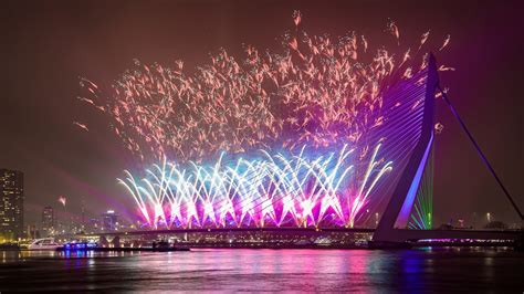 Het Nationale Vuurwerk Bij De Erasmusbrug Dit Jaar Op Muziek Van Martin