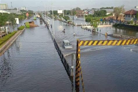 Banjir Di Kaligawe Berangsur Surut Waspadai Lubang Di Median Jalan