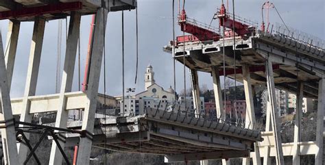 Le Prime Foto Della Demolizione Del Ponte Morandi Il Post