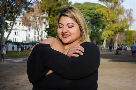 Mujer Latina Joven De Talla Grande Parada En El Parque Abraz Ndose A S Misma Mostrando Amor