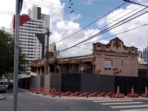 Parte de prédio desaba no Centro de Campina Grande Defesa Civil isola