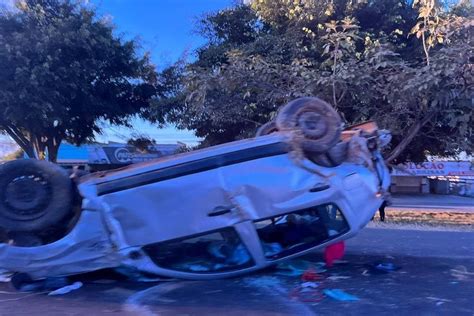 V Tima Fica Presa S Ferragens Ap S Carro Capotar Na Br Fotos