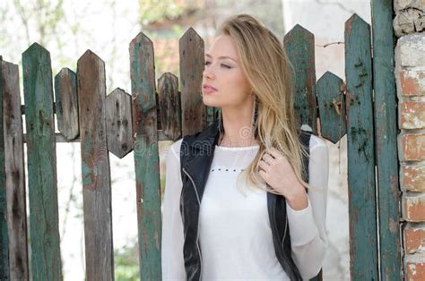 Natürlich Schöne Junge Blonde Frau in Der Natur Stockfoto Bild von