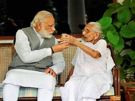 Narendra Modi posted pictures with his mother Heeraben on twitter ...