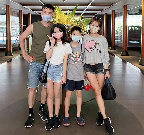 Mẹ U mặc bikini khoe dáng ở biển ai cũng chú ý vì trẻ đẹp như chị của con