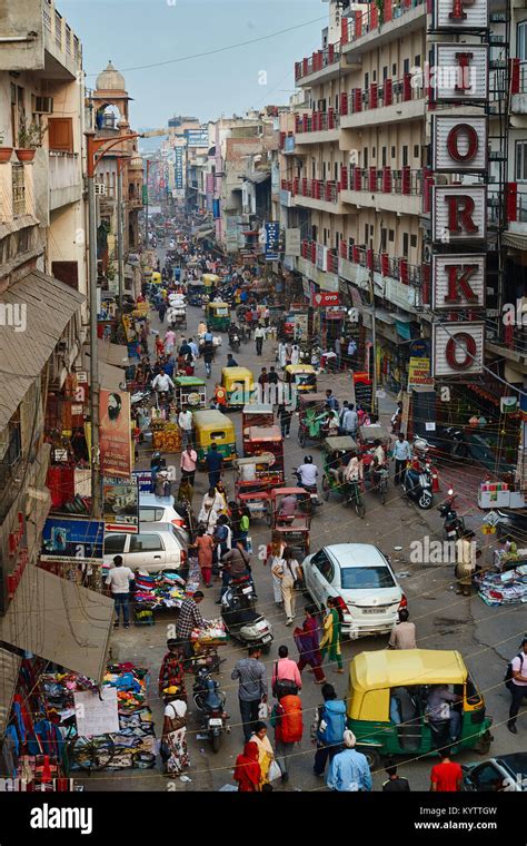 Verkehr In Main Bazar Paharganj Neu Delhi Indien Stockfotografie Alamy