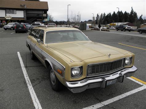 Plymouth 1975 Sport Suburban Ffq