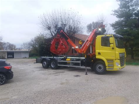 Allestimento Gru Su Camion Caricatore Ecologia E Rottami Su Daf Cf