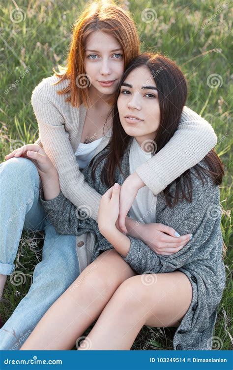 Deux Filles Mignonnes S Asseyant Sur L Herbe Photo Stock Image Du