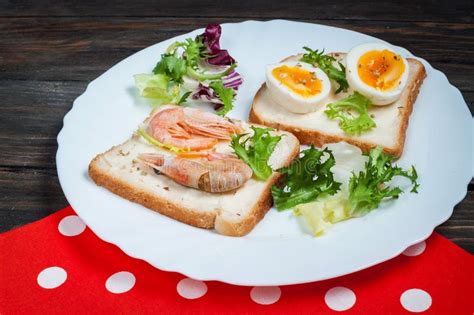 Sanduíches Camarão Ovo Manjericão Salada Pão No Fundo De