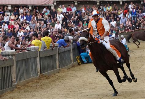 Palio Siena Rinviato A Domani A Causa Della Pioggia Lapresse