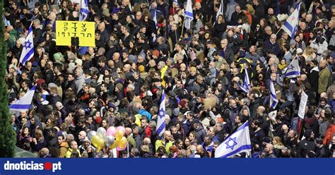 Dezenas De Milhares De Pessoas Manifestam Se Contra Governo De Israel