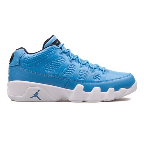 Sapatilha Azul Da Baixa Universidade Retro De Nike Air Jordan 9 Isolada