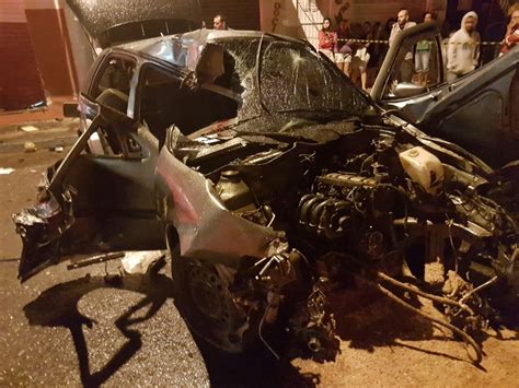 Jovem morre após motorista bater carro em poste e atingir muro de