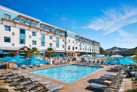 Island-Style Hotel in Medford, Oregon | Compass Medford