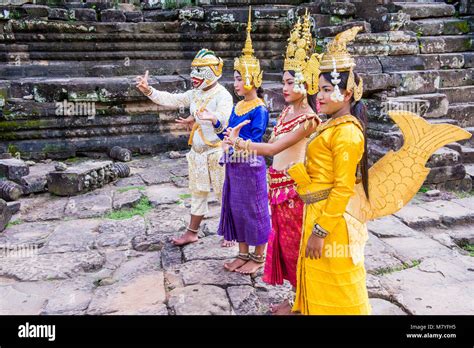 Khmer Traditional Dancers In Costume At Angkor Wat Temple Hi Res Stock