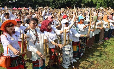 Vokasi Ipb Gelar Pemercahan Rekor Bermain Angklung