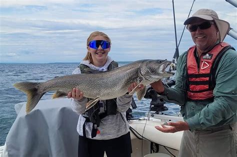 2024 Pesca guiada de salmón y trucha desde el puerto de Marina Superior