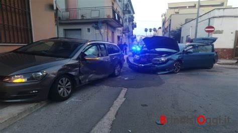 Incidente Ai Cappuccini Unauto Finisce Sul Marciapiede Brindisi