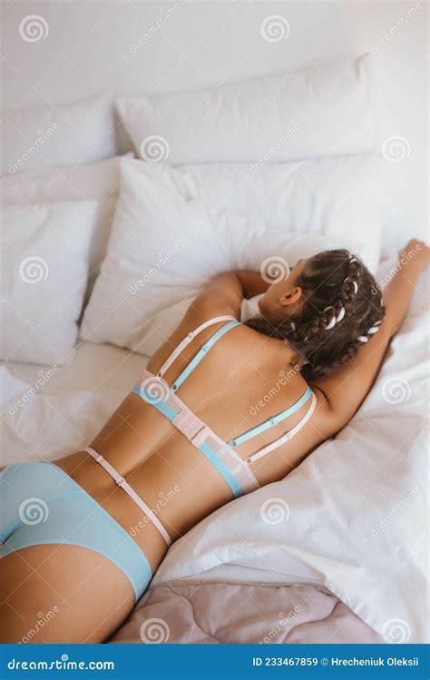 Linda Mulher De Lingerie Deitada Na Cama Vista Traseira Imagem De Stock Imagem De Lindo