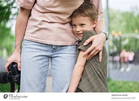 Crop Mutter Und Sohn Umarmen Zusammen Ein Lizenzfreies Stock Foto Von