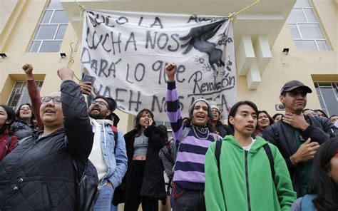 Estudiantes de la UAEH protestan en el edificio central rector señala