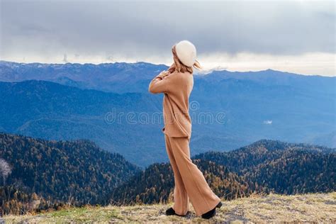 Schlanke Blonde Frau In Beige Beige Kleider Und Brett Posiert Vor Dem Hintergrund Der