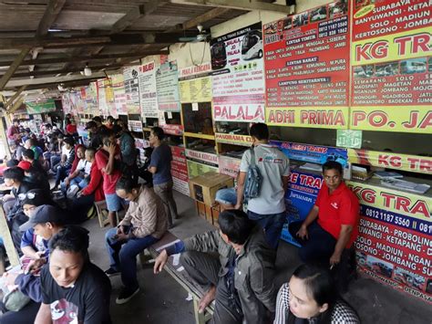 Pemudik Mulai Padati Terminal Pondok Pinang