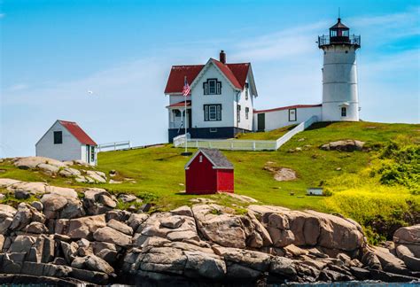 Phare blanc sur une petite île Puzzle en Magnifiques vues puzzles sur