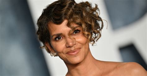 Aktorka Halle Berry pozuje na plaży w czarnym bikini i tunice