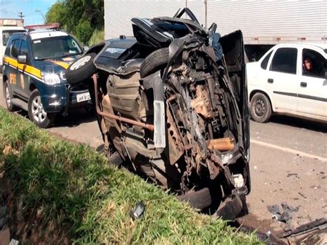 G1 Carro invade pista na BR 324 e bate em outro veículo dois ficam