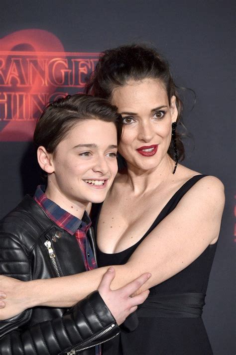 Winona Ryder X Noah Schnapp Serialy Lyudi Krasivye Malchiki