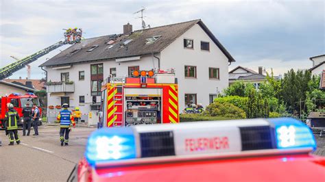 Dachstuhlbrand In Mehrfamilienhaus Ein Bewohner Verletzt