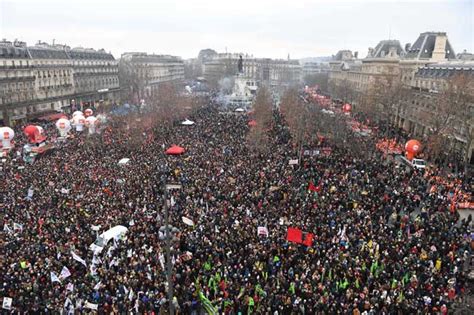 パリで行われたフランス政府の年：パリでデモ・スト 年金改革に反対 写真特集：時事ドットコム