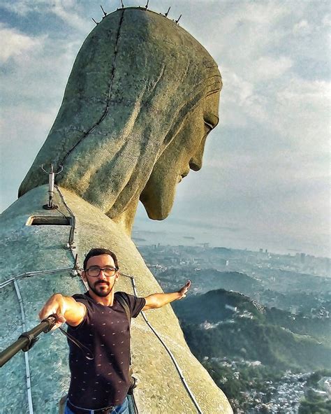 Fotógrafo registra Cristo Redentor segurando a Lua e viraliza na