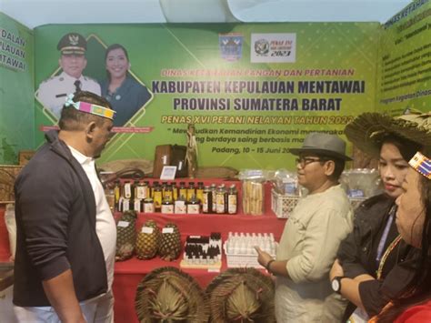 Pj Bupati Mentawai Kunjungi Stand Dinas Ketahanan Pangan Dan Pertanian