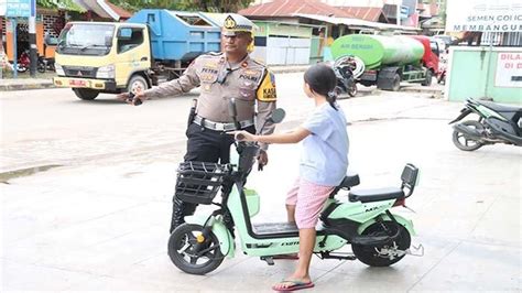 Polantas Polres Belu Edukasi Anak Dibawah Umur Pengguna Sepeda Listrik