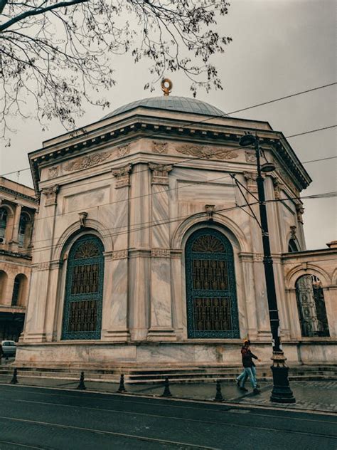 Tomb of Sultan Mahmud under a Gloomy Sky · Free Stock Photo