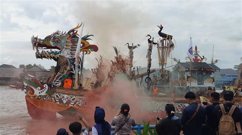 Lomba Perahu Hias Festival Budaya Isen Mulang Hut Kalteng Ke