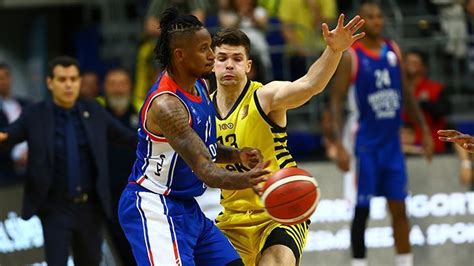 Anadolu Efes Fenerbahçe yi son saniyede yıktı Seri eşitlendi