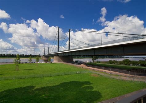 D Sseldorf Auto Berschl Gt Sich Auf Theodor Heuss Br Cke