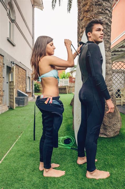Jeune Femme De Surfer Avec La Planche De Surf De Baiser De Dessus Et De Bikini Photo Stock