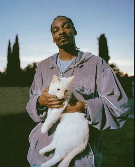 27 Celebrities With Cats Proving That Everyone Has The Potential To Be