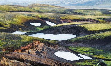 superficie de la colina de la montaña de lava de musgo en el desierto