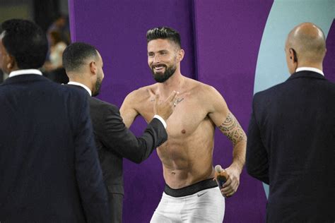 Photo GIROUD Olivier FRA Torse Nu En Tribunes Lors Du Match Du