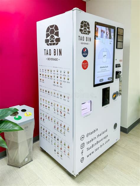 Tao Bin Soft Drink Vending Machine Standing For Service Customer