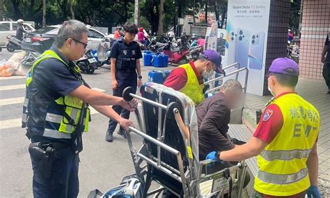 男酒醉路倒趴臥馬路 竟呼呼大睡！警方協助就醫