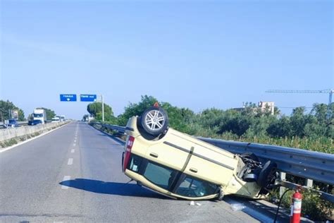 Puglia Auto Si Ribalta Sulla Ss Circolazione Bloccata In Prossimit