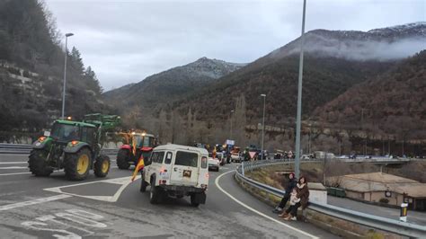 Varias Tractoradas Denuncian En Sobrarbe La Asfixia Que Sufre El Sector